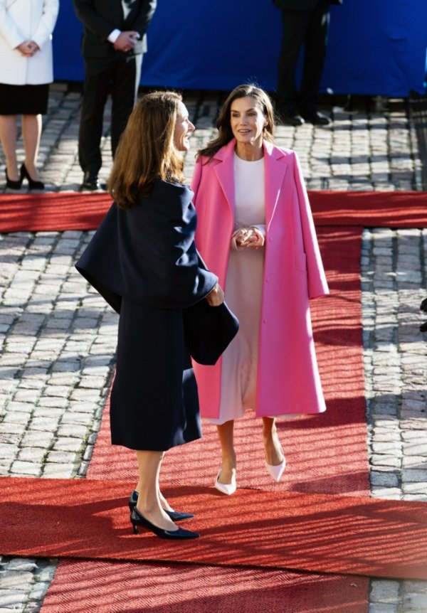 U moru jesenskih neutralnih tonova Letizia bira ružičastu: Ovaj kaput nemoguće je ne primijetiti