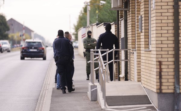Policija i USKOK ispred kuće Dragana Bakovića Bambure