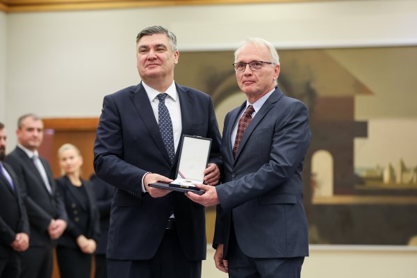 FOTO Milanović odlikovao zaslužne Hrvate: Među njima Neven Budak i rukometna legenda