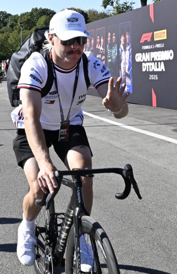 Luda avantura zvijezde Formule 1: Valtteri Bottas kroz džunglu na utrku stigao – biciklom