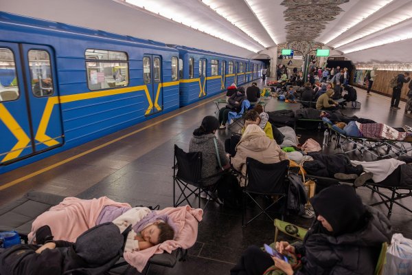 Stanovnici Kijeva sve češće traže sklonište u stanicama metroa