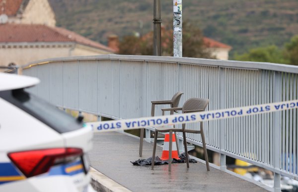 Muškarac pronađen s ubodnom ranom kod Čiovskog mosta, hitno operiran. Most zatvoren za promet