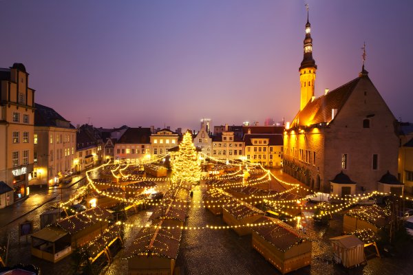 Bajkovito snježno selo u srcu jednog od najbolje očuvanih srednjovjekovnih gradova Europe travelandleisure