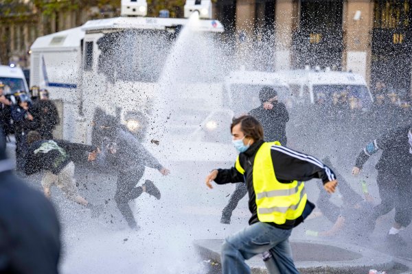 FOTO Kaos u Francuskoj ne prestaje: Deseci tisuća na ulicama, policija razbijala blokade sveučilišta