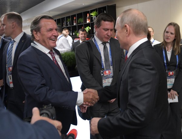 Schröder slavio s Putinom, njemački vrh ne skriva bijes: 'Ovo je doista nemoralno'