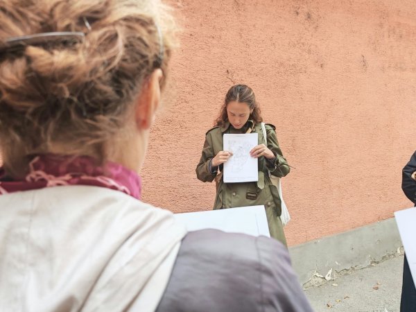Paula je okupljenima opisavala ulice ne samo šetnjom, već i nacrtima