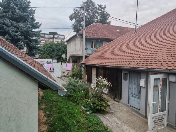 Dašak starog zagreba u poslovnom i stambenom smislu: postolarska radnja i rublje na štriku u zelenom dvorištu malih stanova