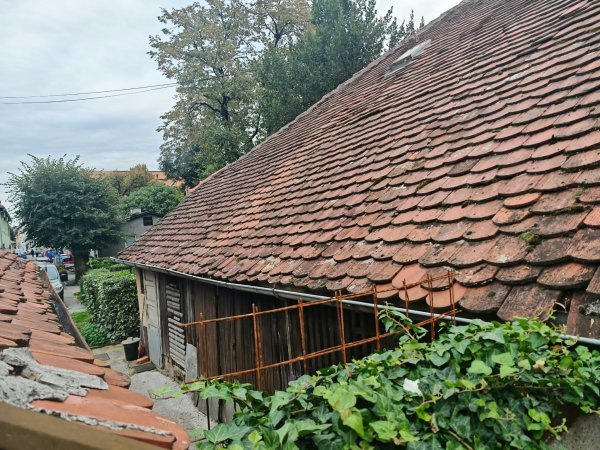 Šupe i zajednički prostori su malo derutniji jer se slabije održavaju od samih stanova, rekla je Mazarekić tijekom obilaska