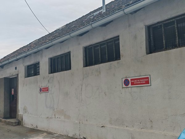 Danas je ovdje zabranjeno parkiranje, a prije je bilo jedino mjesto gdje su se stanari iz okolnih kuća mogli tuširati