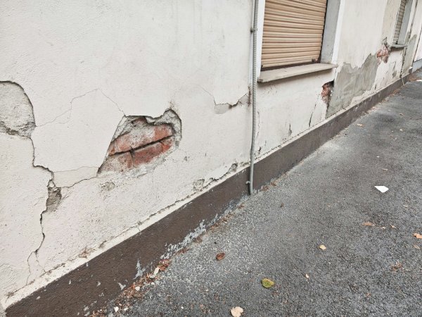 Na puknutim mjestima fasade vidi se stara cigla prvog rješavanja stambene krize u Zagrebu između dva svjetska rata