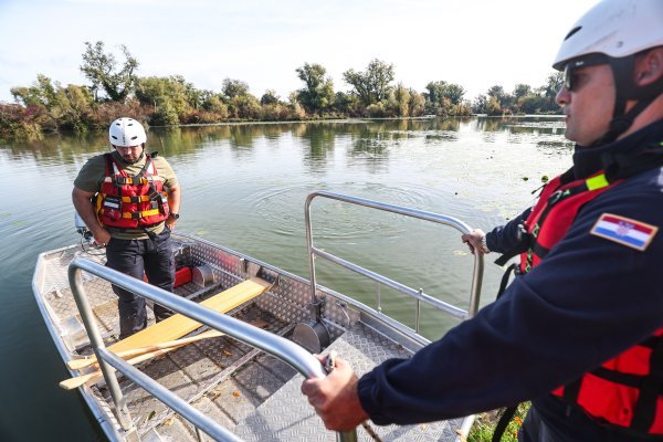FOTO Velika ekološka akcija: Iz jezera Savica izvučeno čak 800 kilograma otpada