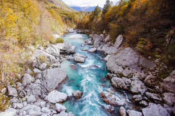 Tirkizna Koritnica urezala je impresivna korita u stijenu, a pogled iz ove skrivene točke ostavlja bez daha