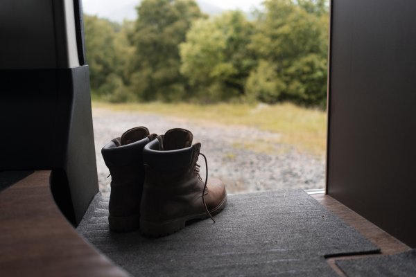 Ulična prašina, vlaga i sitne čestice nečistoća s asfalta u samo nekoliko koraka prenose se s potplata na tepihe i podove