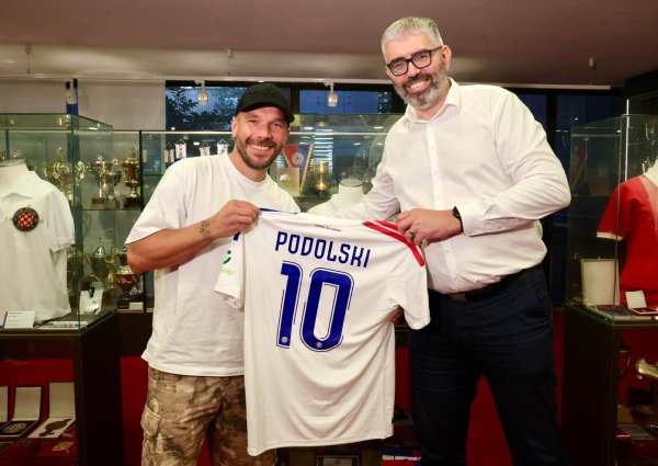 Podolski stigao na Poljud, odmah su ga učlanili u Hajduk, a dobio je i Livajinu 'desetku'