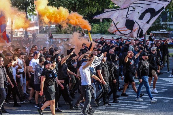 Skandalozni korteo Torcide odjeknuo u Nizozemskoj: Evo što pišu o Hitleru i Auschwitzu