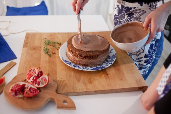 Umjesto da kolače poslužite u ambalaži, premjestite ih na lijep tanjur, pladanj ili stalak za torte.