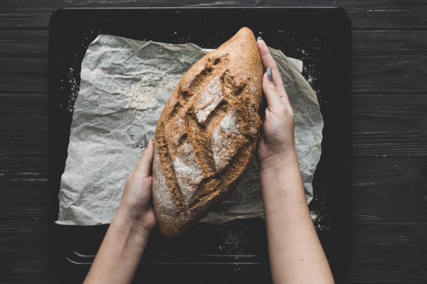 Tradicionalna priprema temelji se na strpljenju, dok se u masovnoj proizvodnji kiselost često postiže umjetnim aromama