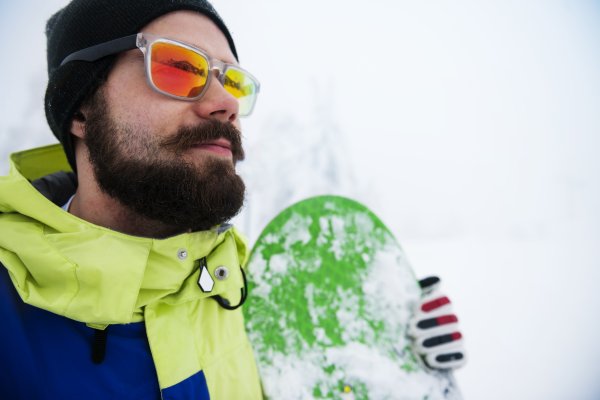 Snowboarder sa sunčanim naočalama