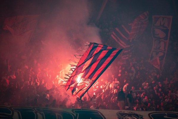 Navijačkim stranicama kruži poruka o novom napadu Torcide: Pretukli navijače Ajaxa i oteli im 'udarne' transparente!?