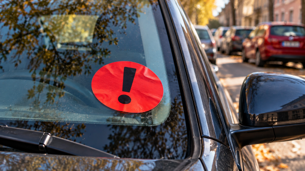 Pronašli ste crvenu naljepnicu na automobilu? Možete ostati bez vozila, a kazna ide i do 100.000 eura