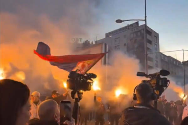 VIDEO Nisu samo hrvatski mediji na meti Vučićevih ljudi: Pogledajte što se zbiva u Novom Sadu