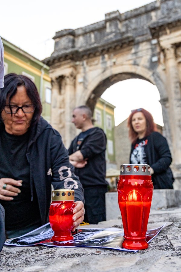 Još jedan emotivan oproštaj od Gorana Bare: Građani Pule okupili se u njegovu čast