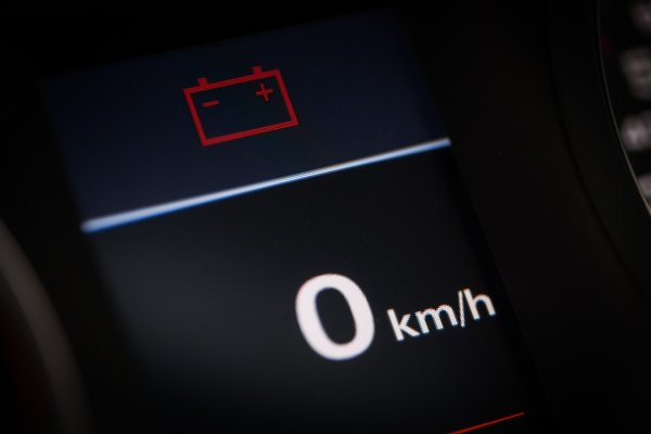 Upalila vam se lampica akumulatora u vožnji? Problem možda uopće nije u akumulatoru