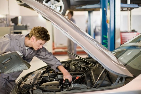 Otvorite poklopac motora i provjerite ovaj dio: Možda objašnjava zašto auto više ne ide kao prije