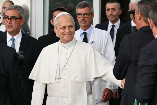 Papa nastavlja s mirovnim naporima nakon operacije: Nakon Putina razgovarao i sa Zelenskim