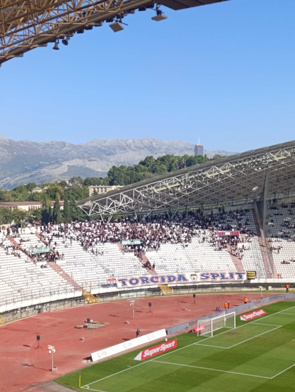 Nezapamćene scene na Poljudu: Pogledajte Torcidu na utakmici protiv Varaždina