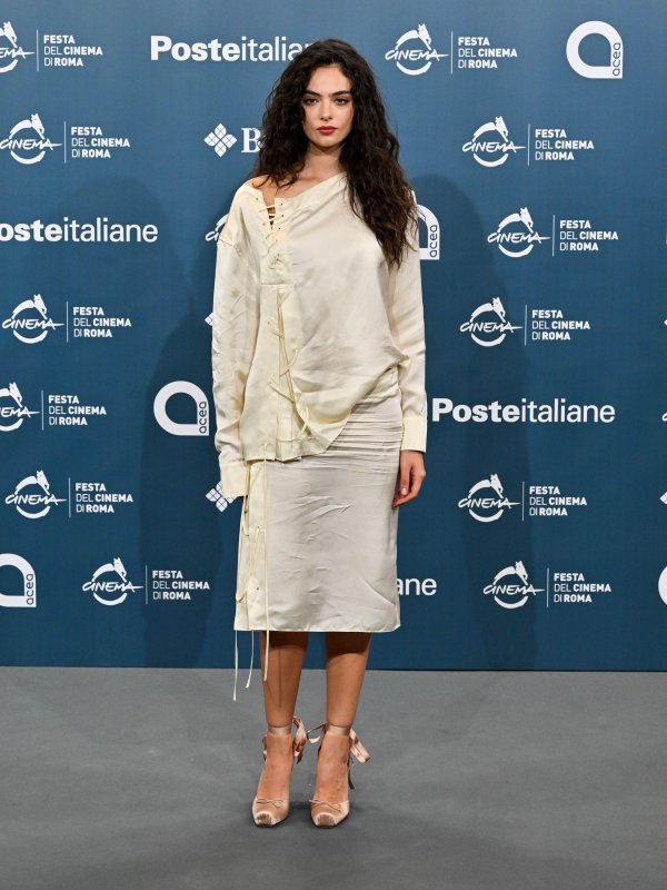 Ne treba joj glamurozna haljina: Kći Monice Bellucci u Rimu je pokazala svoj prepoznatljiv stil