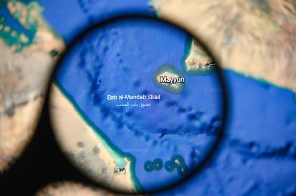 Zauzimanjem ključnih obalnih regija i luka na Crvenom moru, poput Al Hudaide i Moke, skupina je uspostavila izravnu kontrolu nad tjesnacem Bab el Mandeb