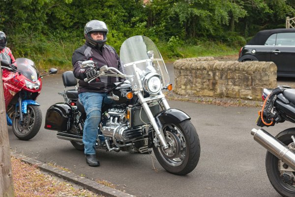 Motociklist vam neprestano otvara i zatvara šaku? Evo što vam zapravo pokušava poručiti