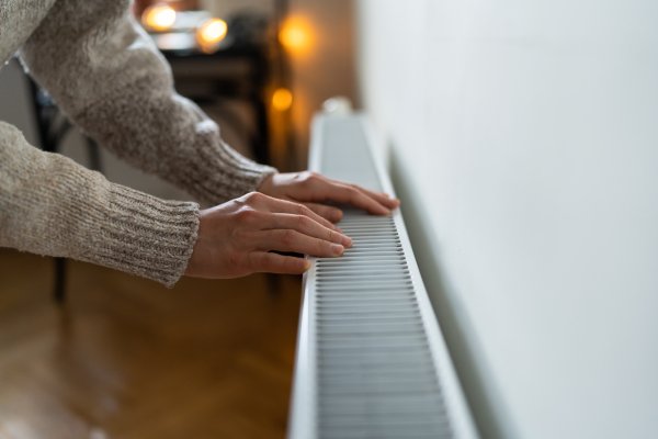 Isključite grijanje i pričekajte da se radijator potpuno ohladi prije čišćenja