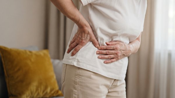 Osteoporoza u početnim fazama uglavnom nema simptoma