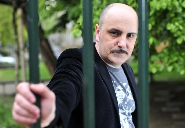 Mladenović se često u predstavama dotiče teme suočavanja s prošlošću Srbije