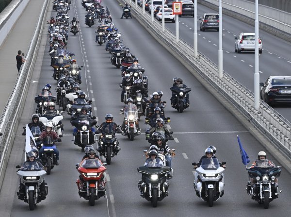 Motociklist ispred vas pokazuje prstom prema asfaltu? Nikako nemojte ignorirati taj znak