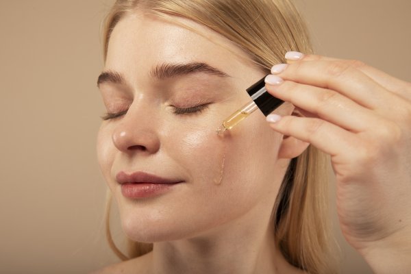 Svi misle da je vitamin C dovoljan za mladoliku kožu, a znate li što stručnjaci zapravo preporučuju?
