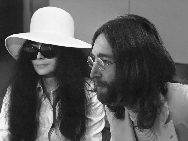 John_Lennon_en_echtgenote_Yoko_Ono_vertrekken_van_Schiphol_naar_Wenen_in_de_vert,_Bestanddeelnr_922-2496_cropped