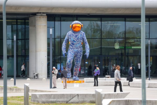 Skulptura od milijun dolara postavljena ispred zračne luke u Zagrebu