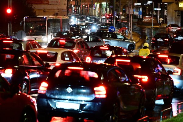 Obilna kiša izazvala probleme u Splitu: Automobili zapeli u vodi, poplavljeni brojni objekti