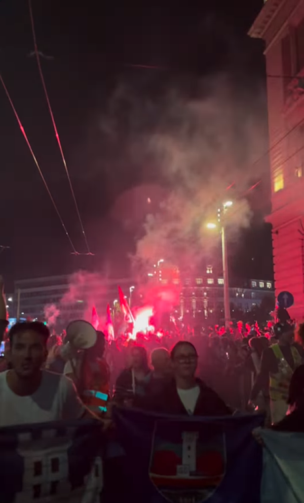 Tisuće ljudi na dočeku studenata u Beogradu: Suze, zagrljaji, pjesma i bakljada na ulicama