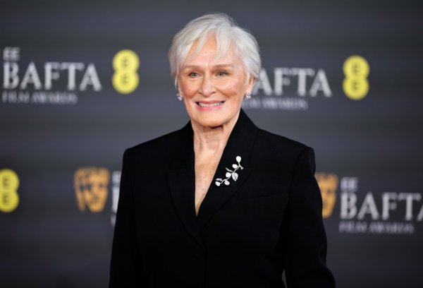 Glenn Close otkrila zašto hoda sa štapom: 'Bila sam na teškoj operaciji, ali osjećam se odlično'