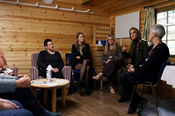 Kao dugogodišnja pokroviteljica udruge EACH, Kate se iz prve ruke upoznala s kreativnim terapijama koje pomažu teško bolesnoj djeci