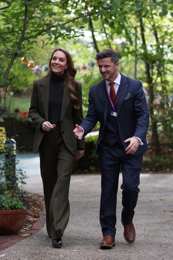 Moćno poslovno odijelo u maslinastozelenoj nijansi nosi potpis Victorije Beckham