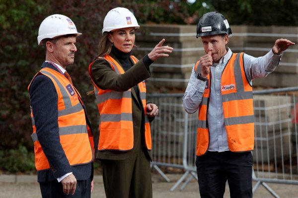 Princeza Kate stavila je bijelu kacigu i reflektirajući prsluk kako bi obišla radove na proširenju hospicija The Treehouse