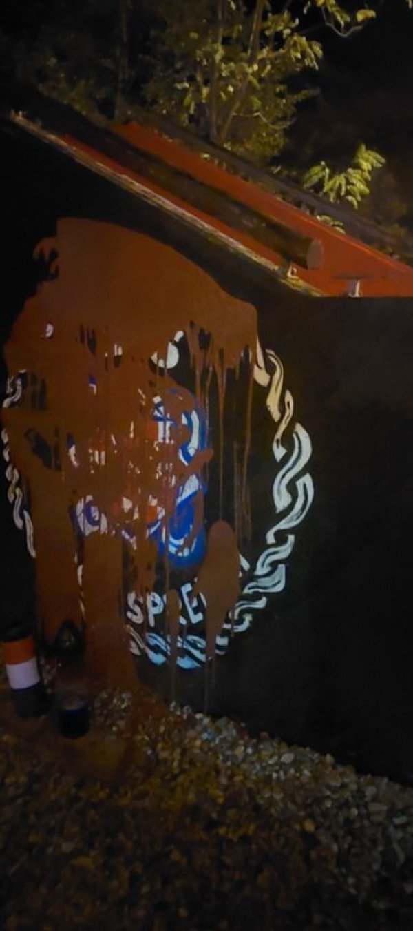 HOS-ov mural preliven crvenom bojom, inicijativa preuzela odgovornost: 'Čin ljudskog dostojanstva'