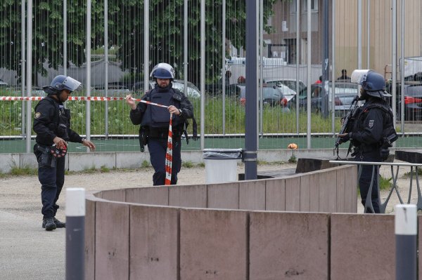 Krvavi napad kod Pariza: Pucao iz automobila, jedna osoba ubijena, ranjena i djevojčica