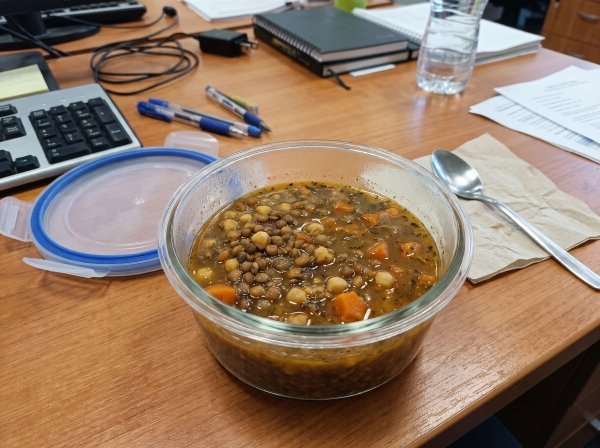 Gusto varivo od leće i slanutka s komadićima mrkve