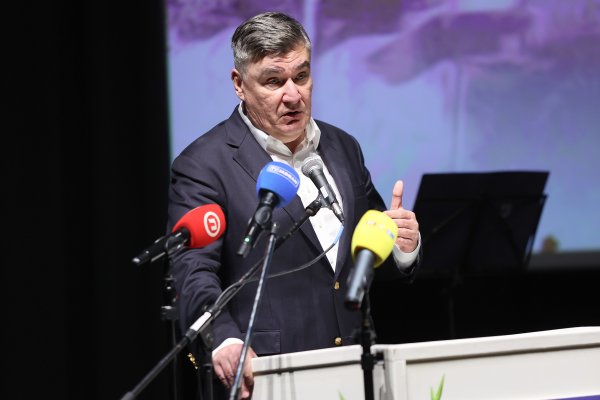 Milanović: Hrvatska previše živi od turizma. Gradonačelnik Makarske mu zasvirao trubu